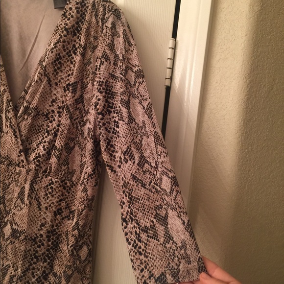 NWOT Snake skin pattern Liz Claiborne blouse - Picture 5 of 5